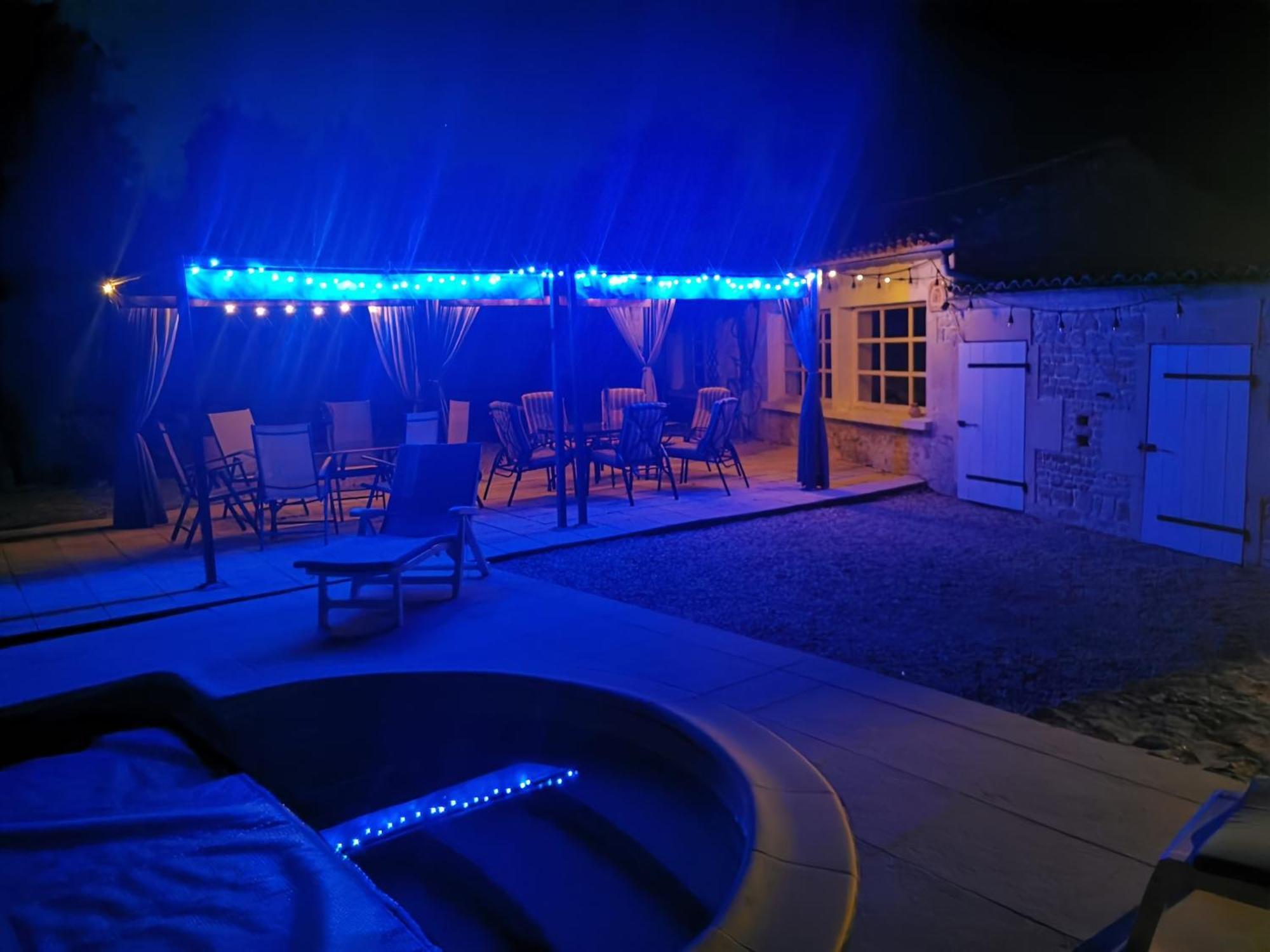 Les Cygnes Noirs Bed & Breakfast Aujac  ภายนอก รูปภาพ