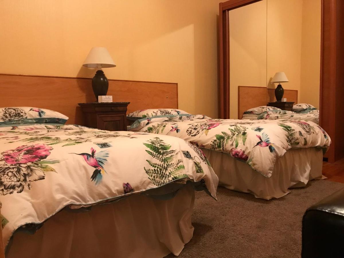 Les Cygnes Noirs Bed & Breakfast Aujac  ภายนอก รูปภาพ
